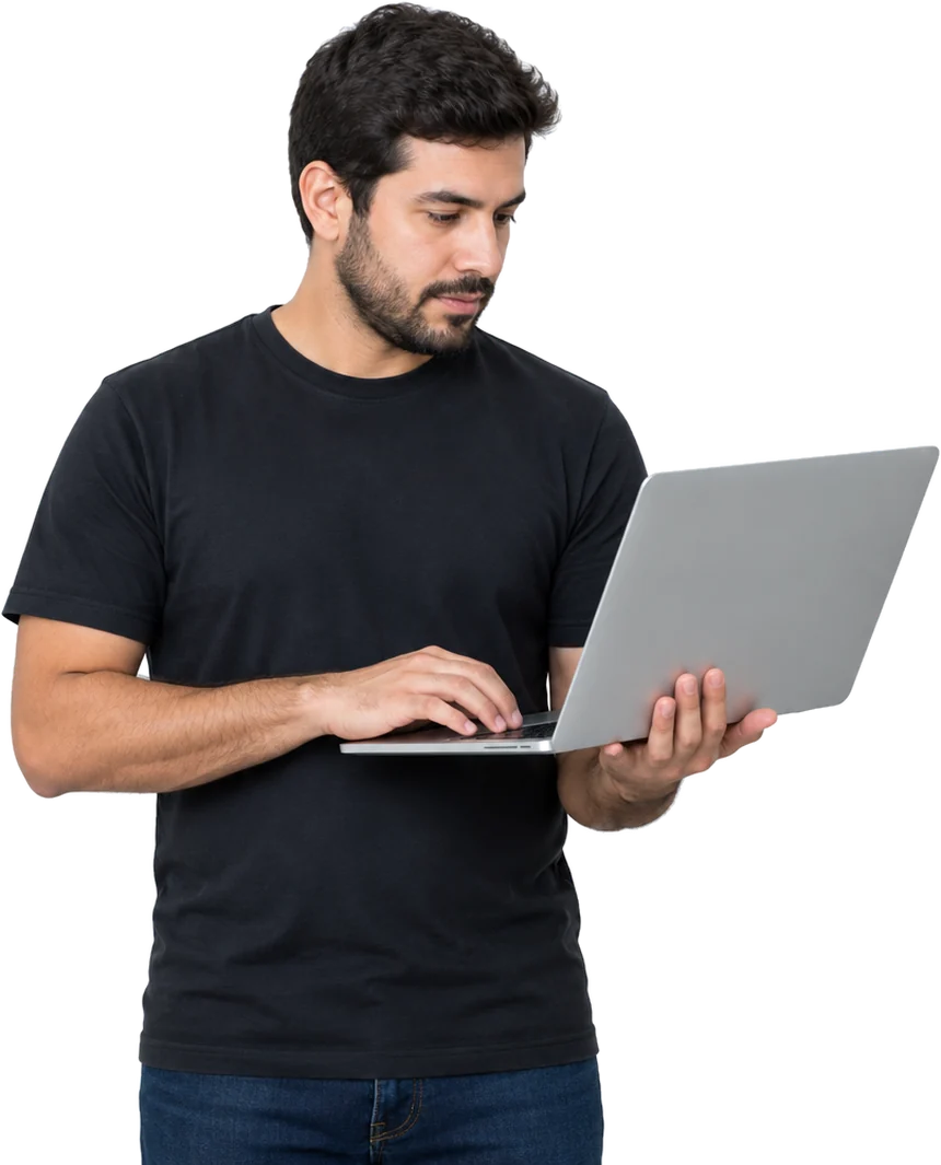 Pessoa de pé segurando um notebook aberto